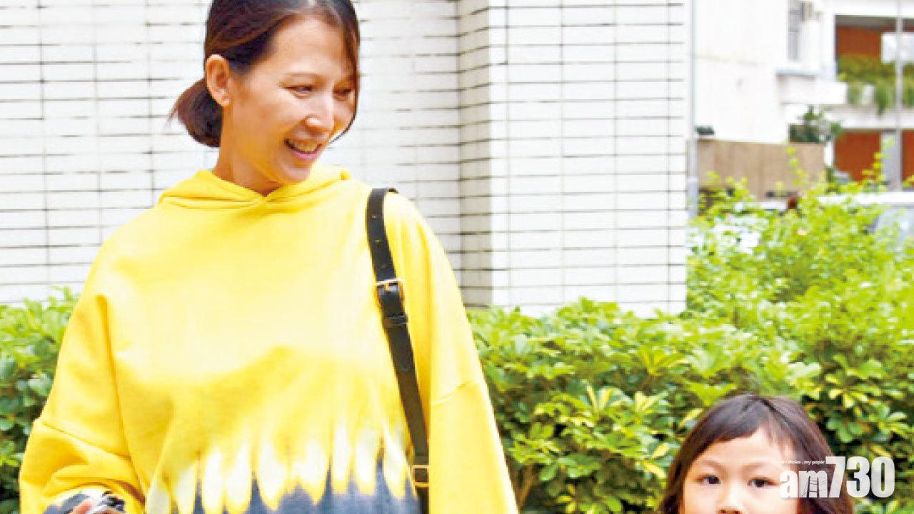 開學日掛3號波 蔡少芬挺巨肚接女放學 