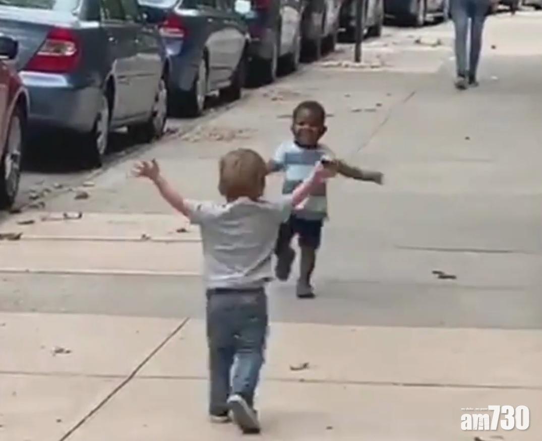 【好治愈】兩黑白小孩飛奔互抱  其實只係兩日無見 (有片)