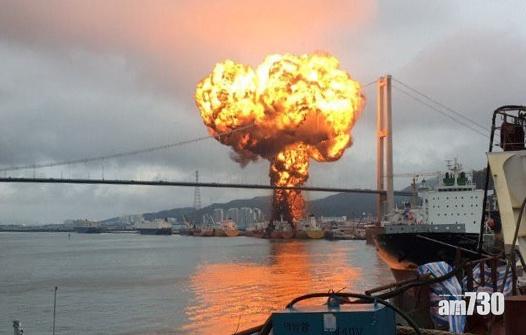 【如末日電影】油輪爆炸現蘑菇火球18傷 天橋上車輛險波及 (有片)