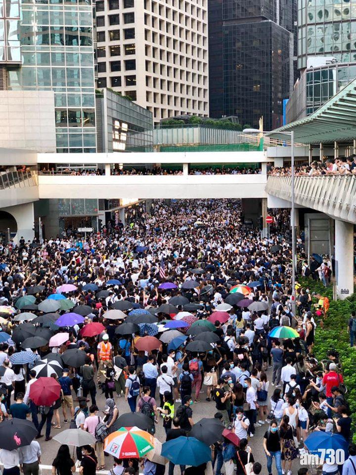 【圖輯】《禁止蒙面規例》午夜生效　多區市民聚集堵路