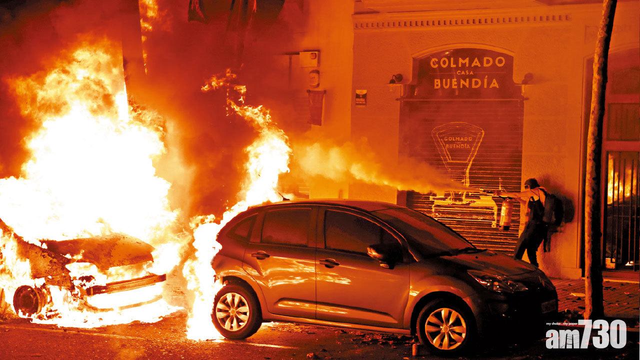 加泰示威持續 民眾放火燒車