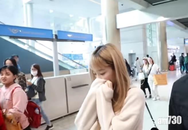 【Sulli離世】泰妍悲傷掩面離國