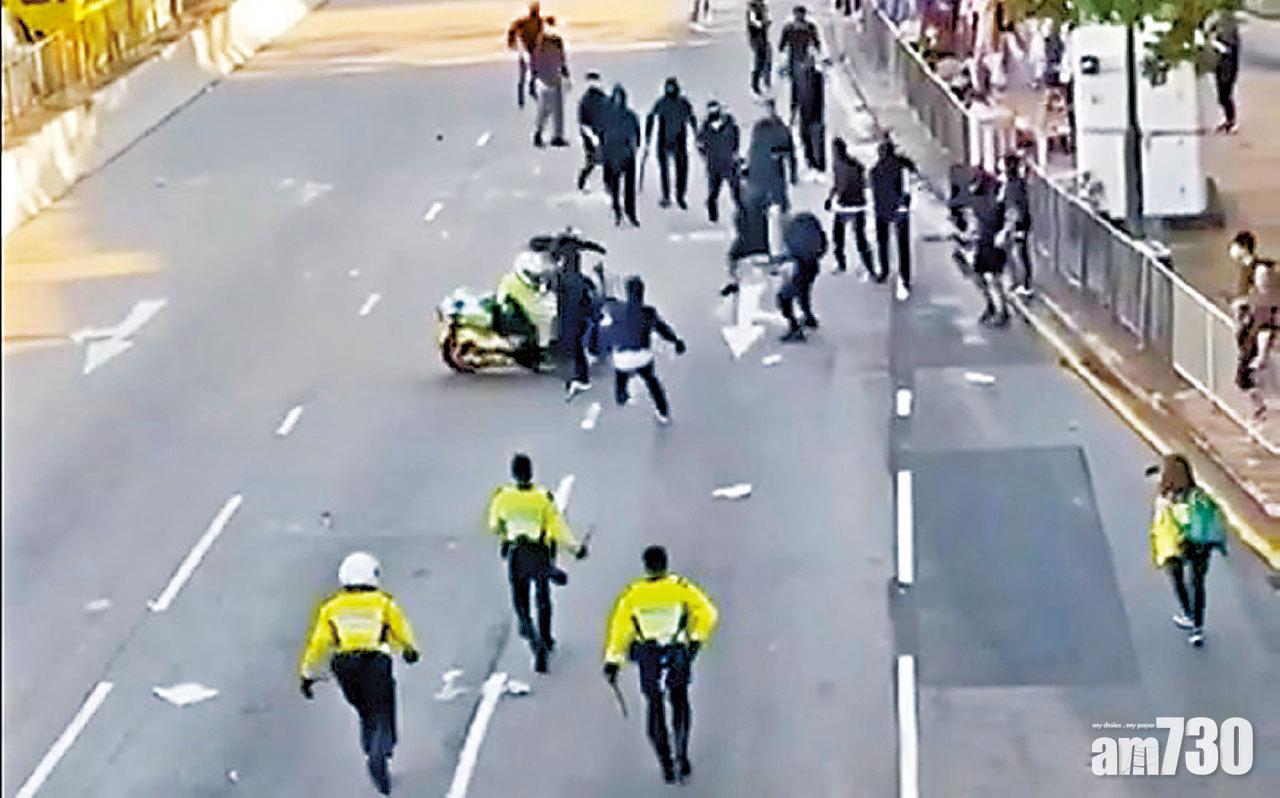 葵芳有人堵路 交通警駕鐵馬衝向黑衣人群