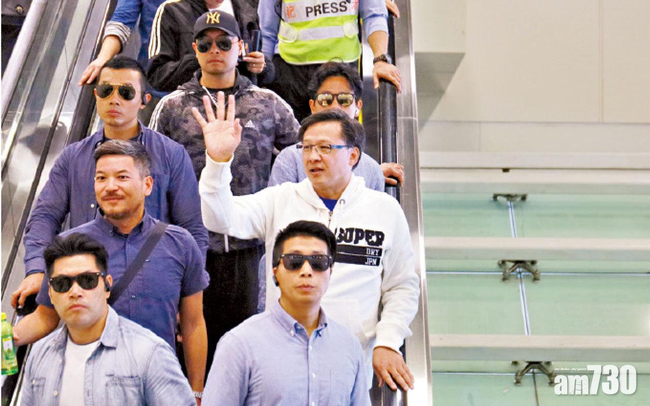 美樂花園遇反對者起衝突 十多名黑超漢伴何君堯拉票