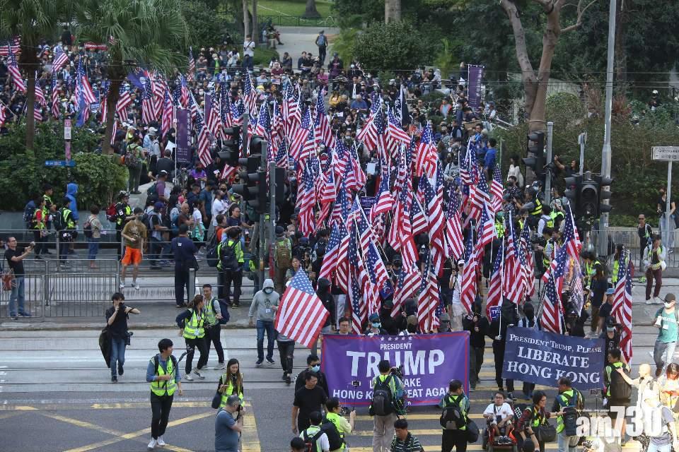 逾百人遮打花園遊行至美國領事館感謝通過法案