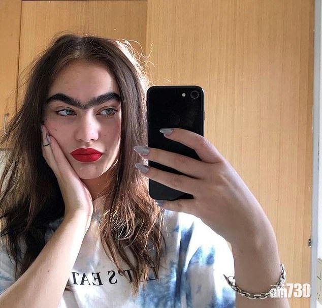 【自然美】擁憤怒鳥一字眉  少女放棄拔眉毛獲攝影師青睞