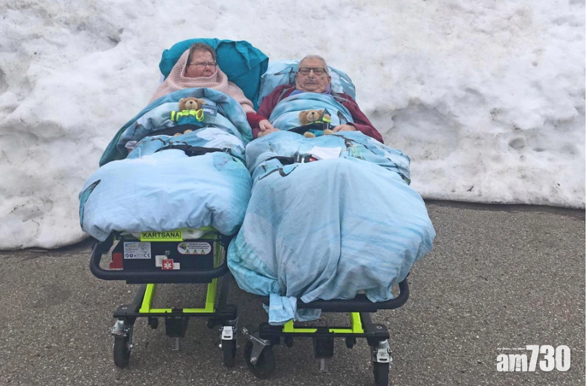 【最後願望】卧床老夫婦手拖手賞雪   組織助臨終者實現願望  