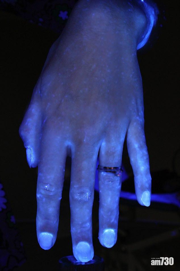 【新冠肺炎】點解要洗手20秒 紫外光下一目了然