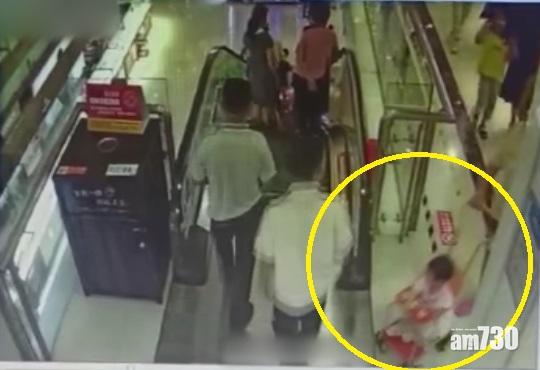 父母推嬰兒車搭扶手梯「反車」 1歲女嬰手臂卡梯邊