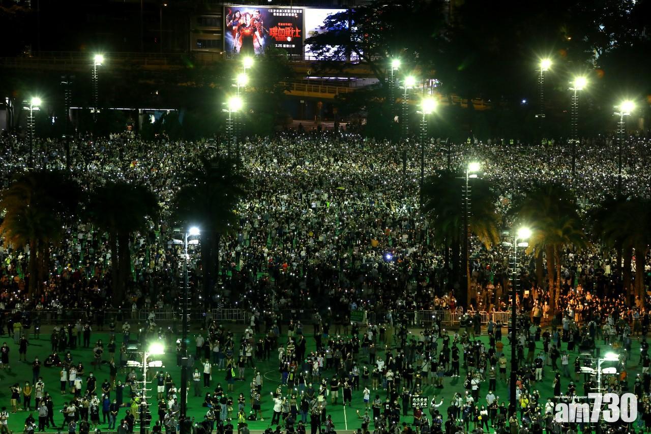 【悼六四】支聯會帶領市民入維園　市民遍地開花燃燭光