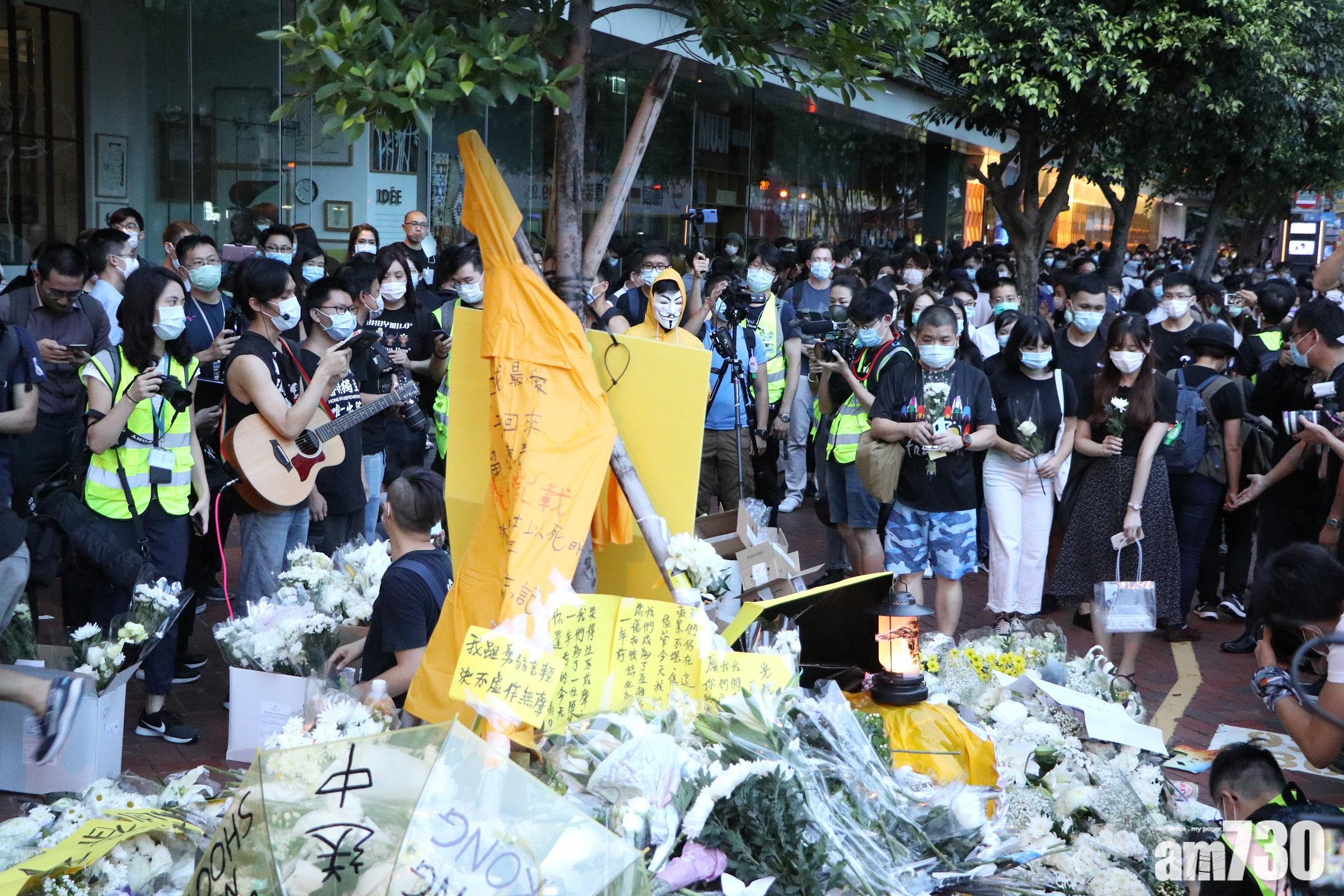 梁凌杰逝世一周年  大批市民到太古廣場悼念