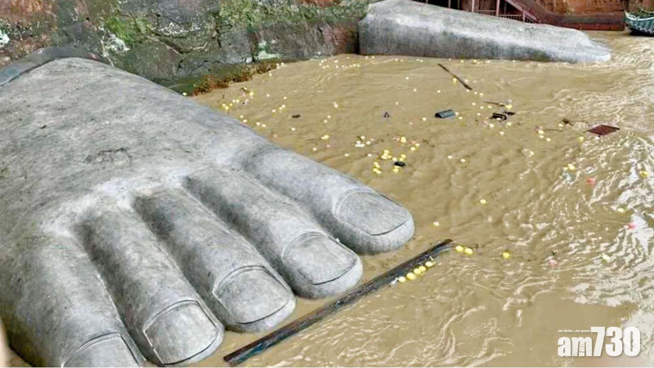 洪水滔滔 71年來首次 四川樂山大佛水浸腳趾