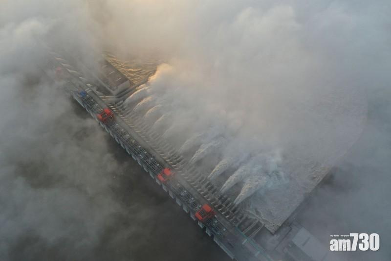 最大洪峰來襲 三峽水庫10孔洩洪