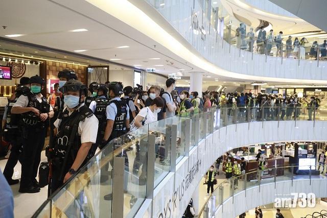 網民旺角MOKO内聚集叫口號 警方進入商場戒備