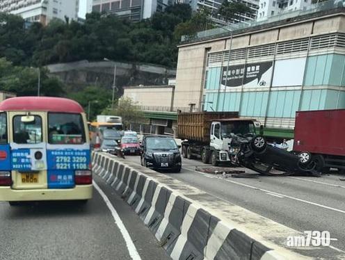 呈祥道往觀塘方向3車相撞　有私家車翻側