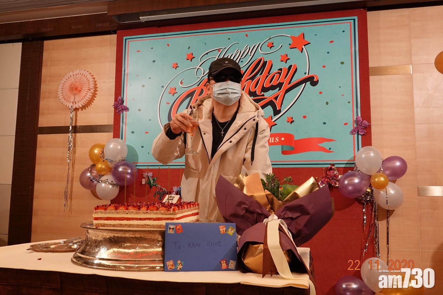 蔡楓華60歲生日 戴罩與歌迷慶生