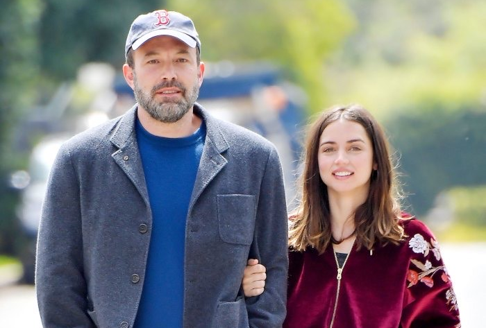 班艾弗力與邦女郎同居