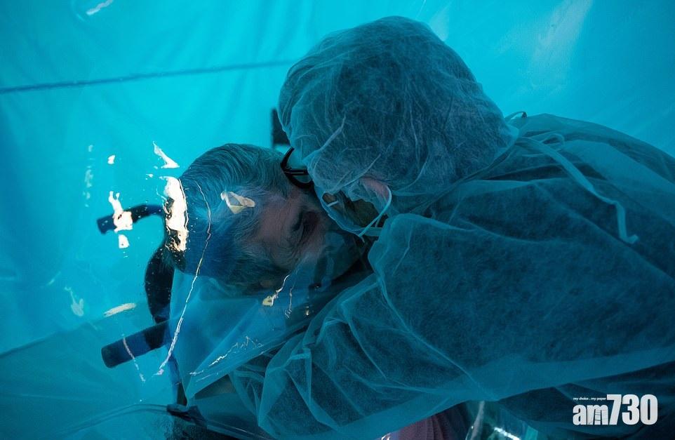 【新冠肺炎】意大利護養院設「擁抱室」 老友記隔著膠簾抱抱親人展笑顏