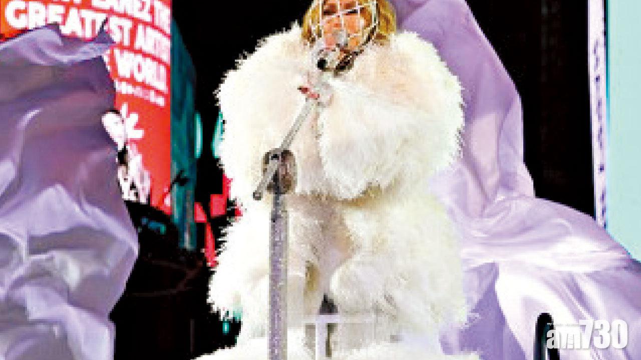 三米羽毛蛋糕裙 J Lo浮誇壓軸現身