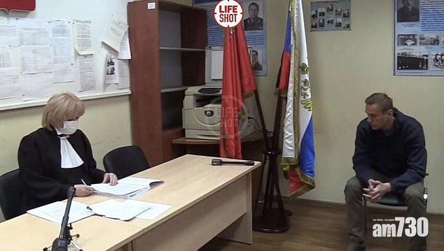 【普京頭號政敵】遭落毒治愈回國被捕  警署內迅速開庭   納瓦爾尼：審訊完全目無法紀