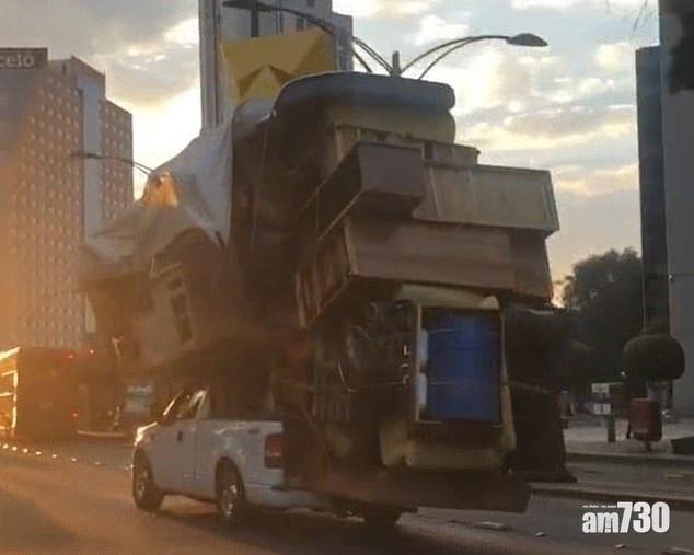 大件過架車｜墨西哥住戶搬屋  衣櫃櫉櫃枱凳床架通通綁在小卡車上 