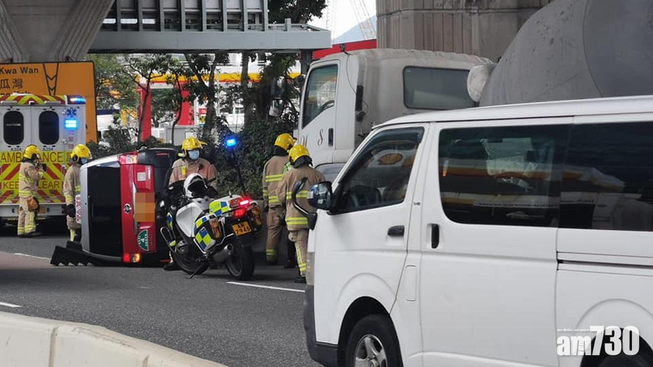 有片｜九龍灣的士與田螺車相撞 的士司機一度被困