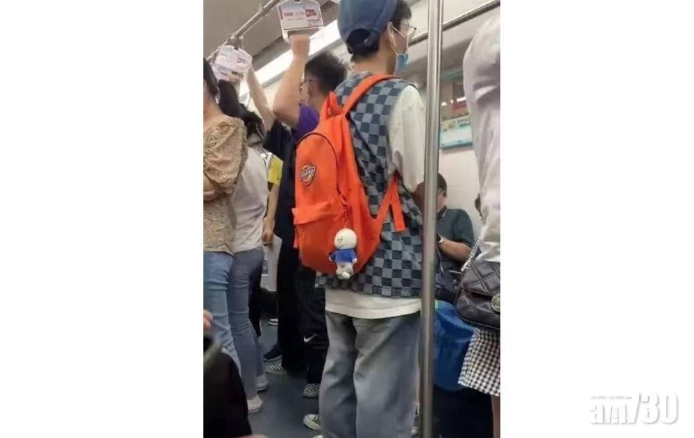 網上熱話｜迫地鐵布公仔都被迫到「甩褲」     網民︰經歷人類相同可怕生活