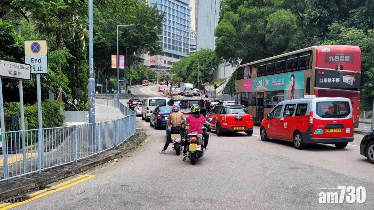 網上熱話｜赤膊學牌鐵騎士曬背肌 網友：佢除得起