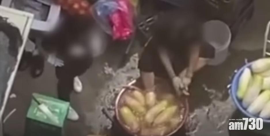 網上熱話｜首爾食店員工邊洗蘿蔔邊浸腳 網民寸爆：你會接受佢隻腳有皮膚病？(有片)