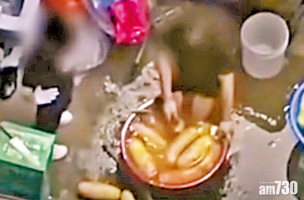 網民譁然 過期調味料製豬腳醬汁 韓食店員工邊洗蘿蔔邊浸腳