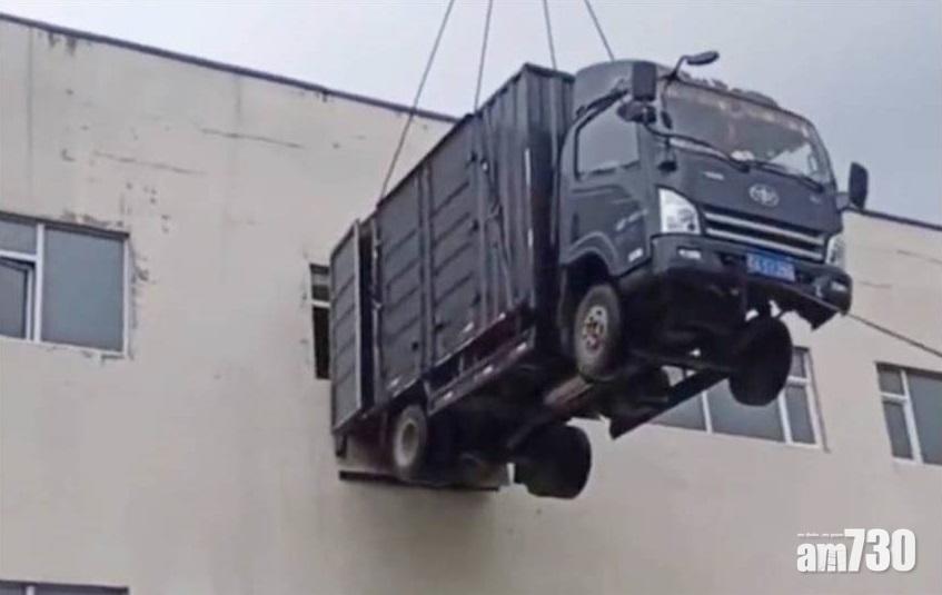 網上熱話｜貨車司機嫌搬貨上3樓太攰 竟出動吊車「空運」