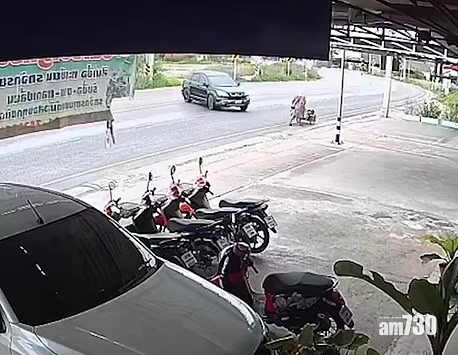 急速行駛汽車失控 避過途人兼完美「泊車」(有片)