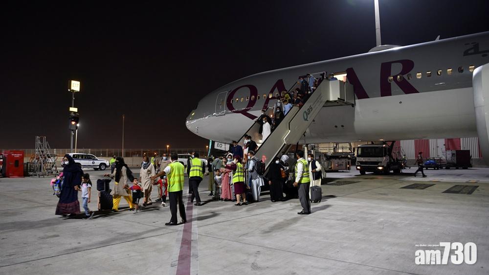阿富汗局勢｜首架民航機由喀布爾抵達多哈  機上載有113名外國人