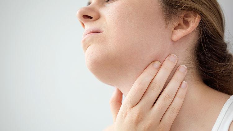 雙下巴原因｜低頭族/側睡等4個習慣 非肥人「專利」