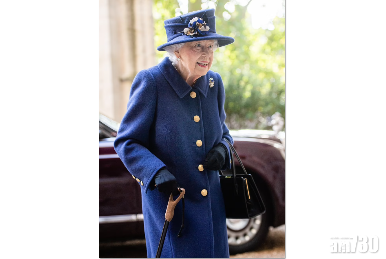 英女王｜95歲英女王罕見拿拐杖助行 網民議論勁擔心