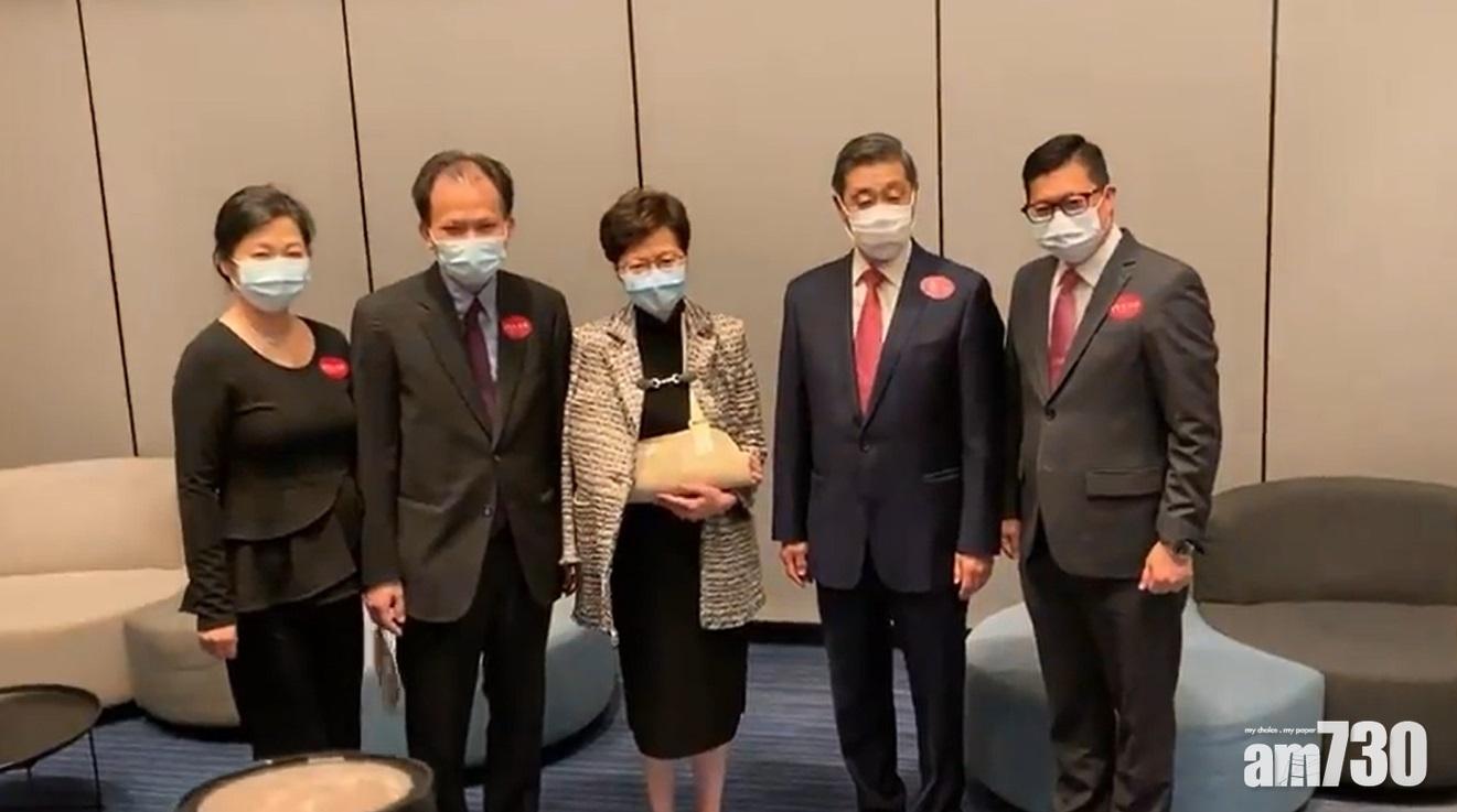 林鄭骨折｜首日復工仍戴手托　林鄭：小意外帶來啟發