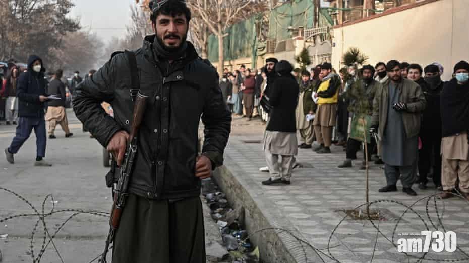 阿富汗局勢｜塔利班恢復簽發護照  民眾零下氣溫捱凍排隊