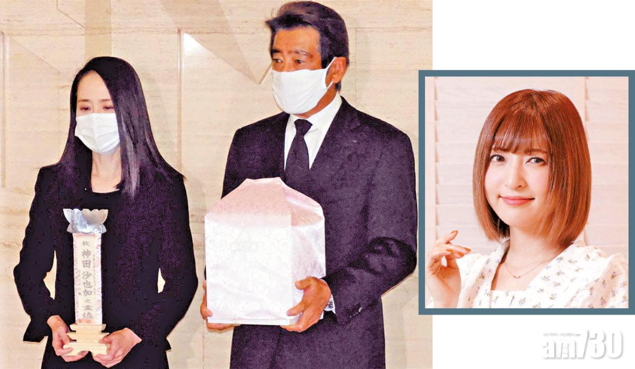 松田聖子捧愛女靈牌見傳媒