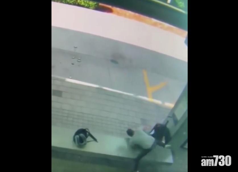 有片｜佛州惡男隨機襲擊女子  用鞋帶從後勒頸又重拳毆打 終被途人擊退