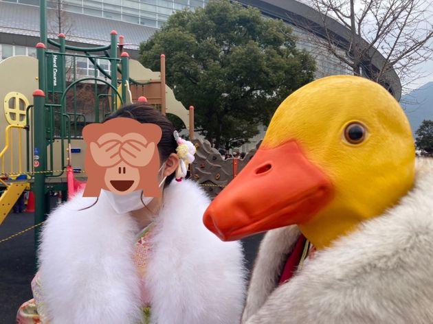 日本少女成人禮戴鴨頭受訪搶鏡　「我要成為出色的大人」