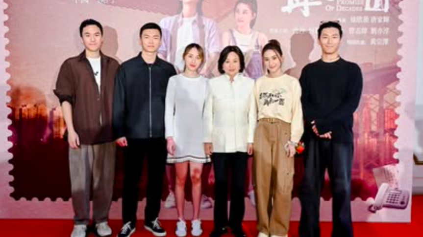 何超雲帶消防員未婚夫參加何超蓮新片首映　企位意味「融入家中」？