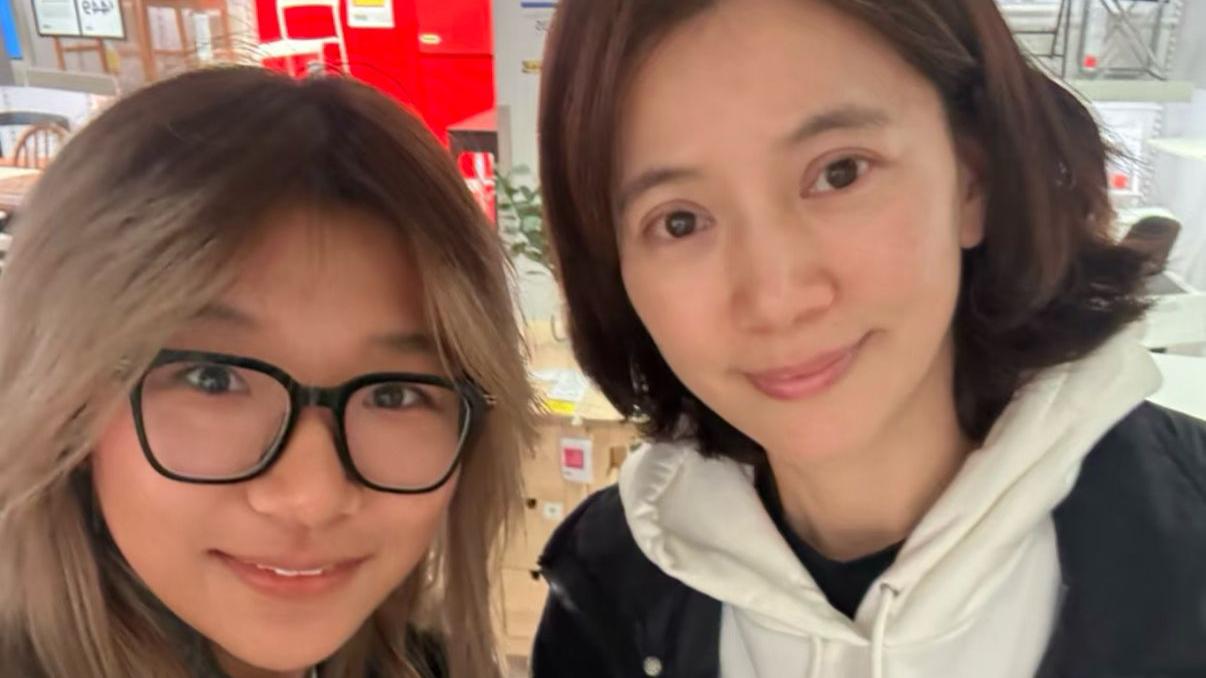 袁詠儀赴英伴魔童迎大學生活　素顏出巡被網民野生捕獲：靚了一世