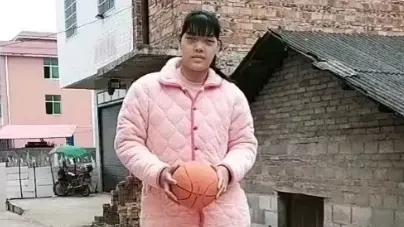 身高2.3米「女巨人小莫」突病逝 父親拒領骨灰令人心寒