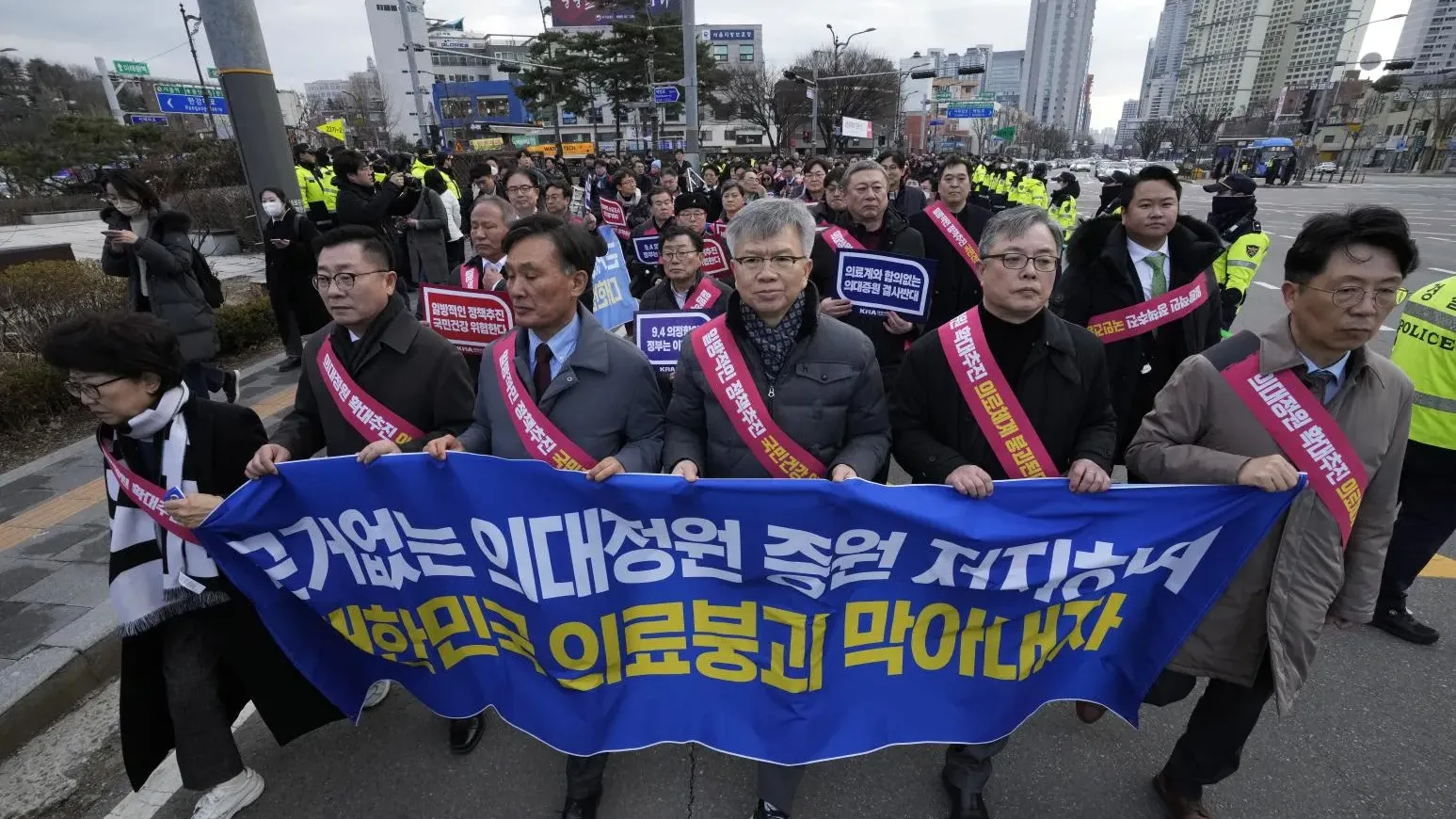 南韓醫生集體辭職｜上萬醫生矢言堅決抵制擴招　韓政府祭最後通牒「2月底前復工」​