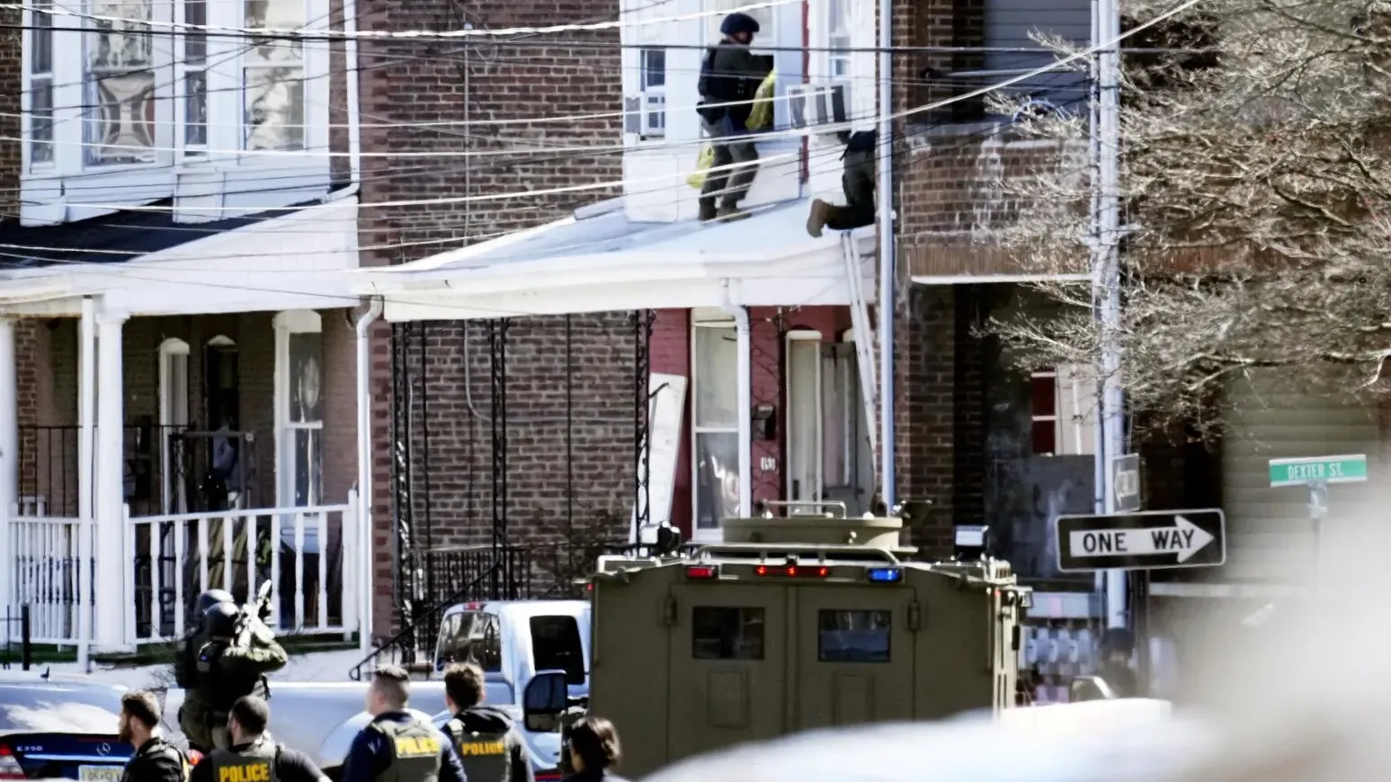 26歲無業男射殺3家人後逃亡　闖民宅挾持人質與警對峙數小時落網