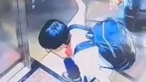 小五生搭電梯突遇「故障急墜」　神反應教科書級別自救