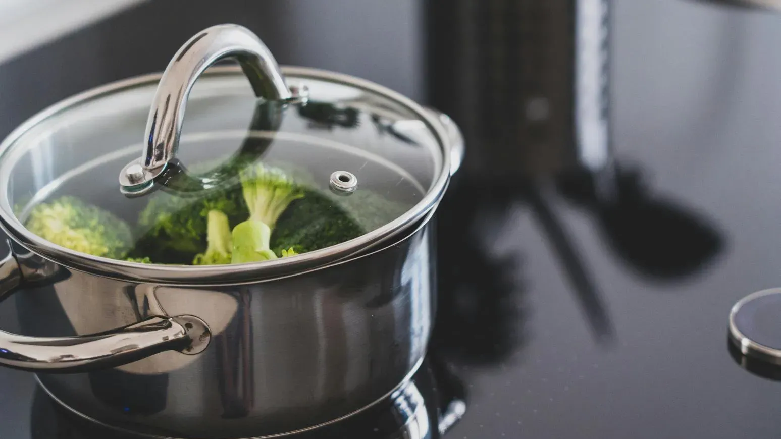 OL為減肥「餐餐水煮菜」　半年後體檢驗出中重度脂肪肝