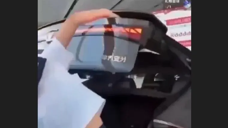 內地女主播直播一半突飆高音「啊啊叫」　原來是被「防夾車門」狠夾