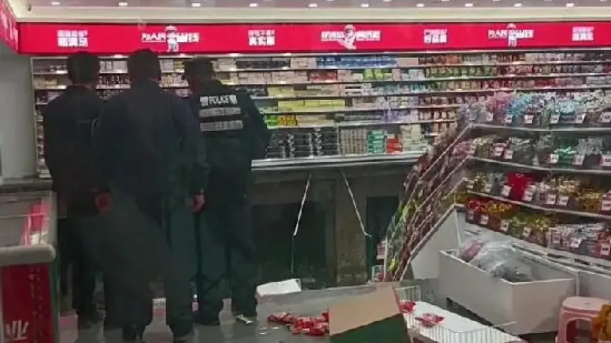 昆明超市地陷「突現天坑」　2顧客當場墜河慘腰椎骨折