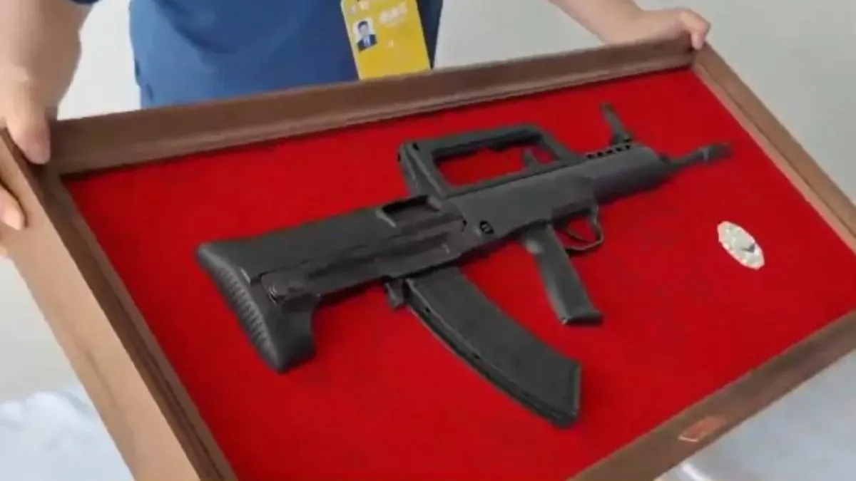 珠海航展「半邊真槍」遭搶購一空　有網民問可否兩片合一變真槍　店員：都是右半邊